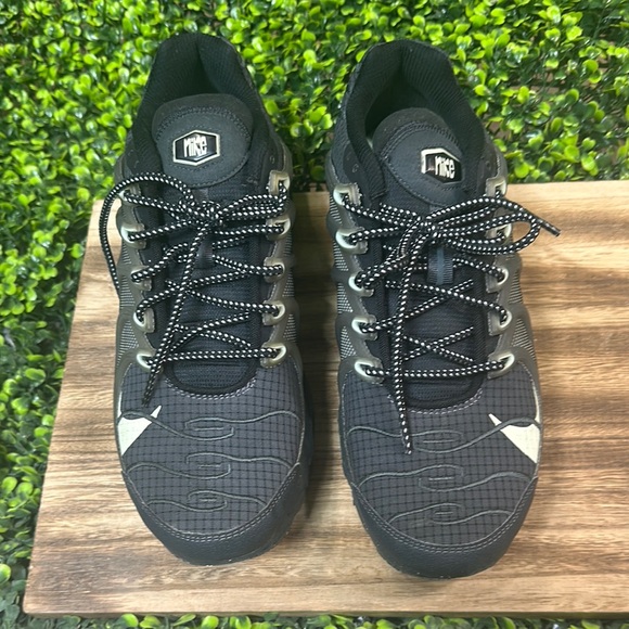 Nike Men's Black Athletic Shoes - Picture 3 of 16